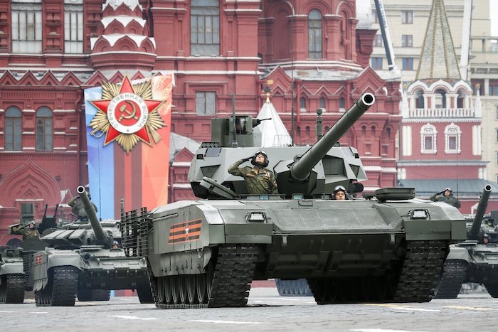 Un tanque ruso Armata, al frente, rueda por la Plaza Roja en Moscú, Rusia, el domingo 6 de mayo de 2018, durante un ensayo para el desfile militar del Día de la Victoria.