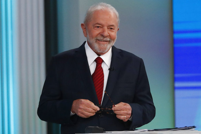 El expresidente de Brasil, Luiz Inácio Lula da Silva, quien aún aspiraba a recuperar el cargo, sonríe antes de un debate electoral, en Río de Janeiro, Brasil, el 28 de octubre de 2022.