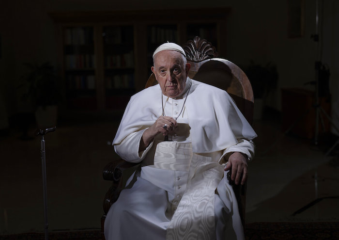 El Papa Francisco hace una pausa durante una entrevista con The Associated Press en el Vaticano, el martes 24 de enero de 2023.
