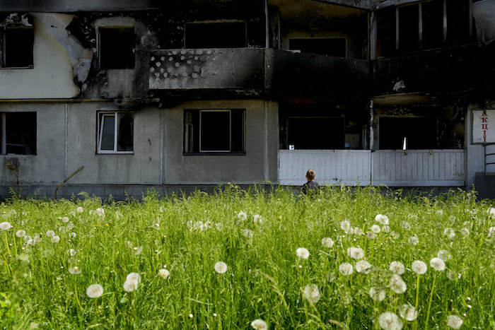 Un chico mira hacia arriba ante un edificio dañado por un ataque del ejército ruso en Borodyanka, a las afueras de Kiev, Ucrania, el martes 31 de mayo de 2022.