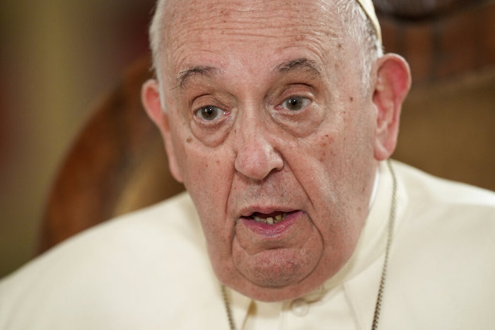 El Papa Francisco habla durante una entrevista con The Associated Press en el Vaticano, el martes 24 de enero de 2023.