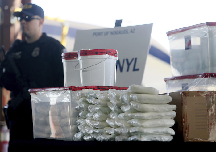 Agentes de la Oficina de Aduanas y Protección Fronteriza de Estados Unidos exhiben fentanilo y metanfetamina incautada en el puerto de entrada de Nogales, durante una conferencia de prensa el 31 de enero de 2019, en Nogales, Arizona.