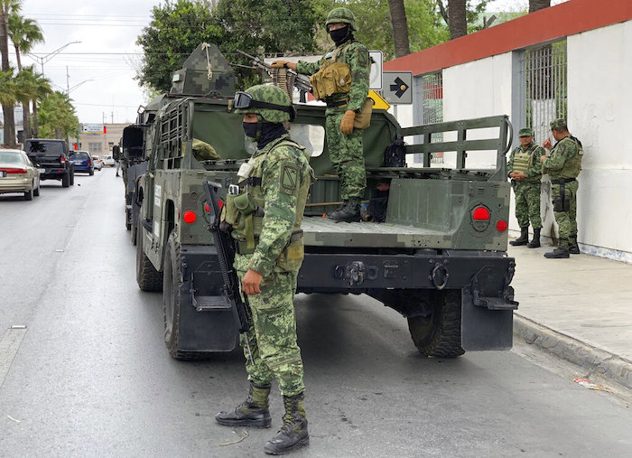 Soldados del Ejército mexicano se preparan para una operación de búsqueda de cuatro ciudadanos de Estados Unidos secuestrados por hombres armados en Matamoros, México, el lunes 6 de marzo de 2023.