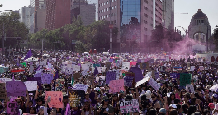 Mujeres se manifiestan contra la violencia de género en la conmemoración del Día Internacional de la Mujer, en Ciudad de México, el miércoles 8 de marzo de 2023.
