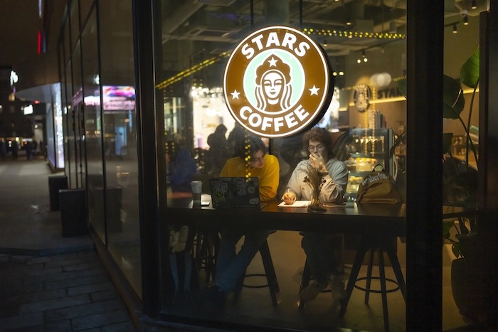 El logotipo de una cafetería Stars Coffee recién inaugurada en la antigua ubicación de una de la cadena Starbucks en Moscú, el 24 de enero de 2023.