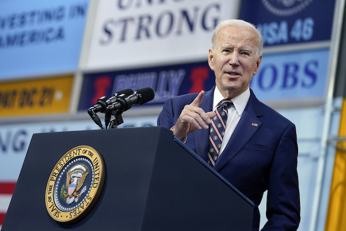 El Presidente Joe Biden habla sobre su propuesta presupuestal para el 2024 en el Finishing Trades Institute, el jueves 9 de marzo de 2023, en Filadelfia.