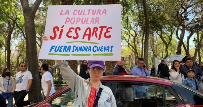 Al menos una treintena de personas se congregó frente a la casa de Sandra Cuevas Nieves, Alcaldesa de Cuauhtémoc, para protestar en contra de la decisión que tomó de prohibir la realización de bailes y la instalación de sonoderos en el Kiosco Morisco.