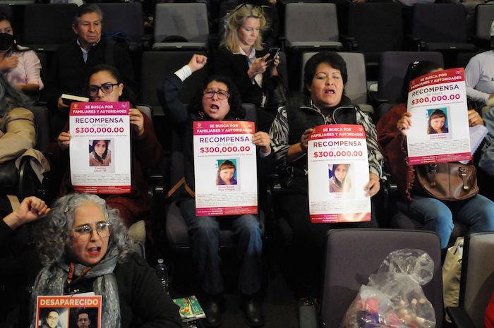 Madres buscadores protestan en el evento realizado en el Museo Memoria y Tolerancia.
