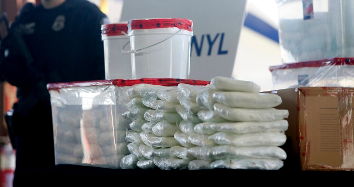 Agentes de la Oficina de Aduanas y Protección Fronteriza de Estados Unidos exhiben fentanilo y metanfetamina incautada en el puerto de entrada de Nogales, durante una conferencia de prensa el 31 de enero de 2019, en Nogales, Arizona.