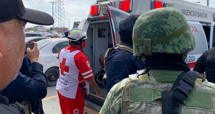 Un trabajador de la Cruz Roja cierra la puerta de una ambulancia que transporta a dos estadounidenses encontrados con vida después de su secuestro en México la semana pasada, en Matamoros, el martes 7 de marzo de 2023.