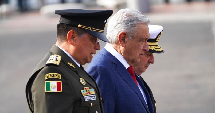 El Presidente mexicano Andrés Manuel López Obrador, al centro; el Secretario de la Defensa, Luis Crescencio Sandoval, izquierda, y el Secretario de Marina Vidal Francisco Soberón caminan por la plaza principal, conocida como Zócalo, el 16 de septiembre de 2022 durante el desfile militar por el Día de la Independencia, en la Ciudad de México.