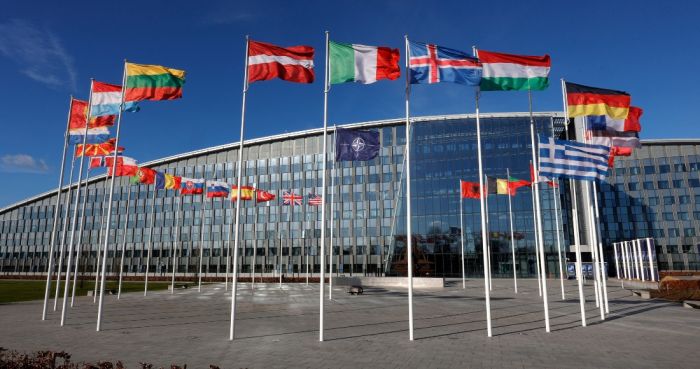 Banderas ondeando en el viento ante la sede de la OTAN en Bruselas, el 7 de febrero de 2022.