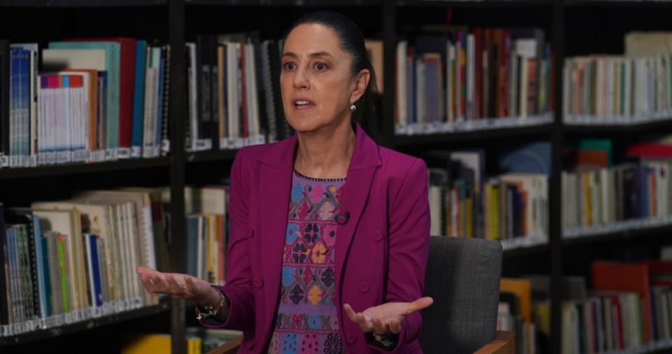 La Jefa de Gobierno de la capital de México, Claudia Sheinbaum, habla en una entrevista con The Associated Press en la Biblioteca La Carbonera, Ciudad de México, 2 de marzo de 2023.