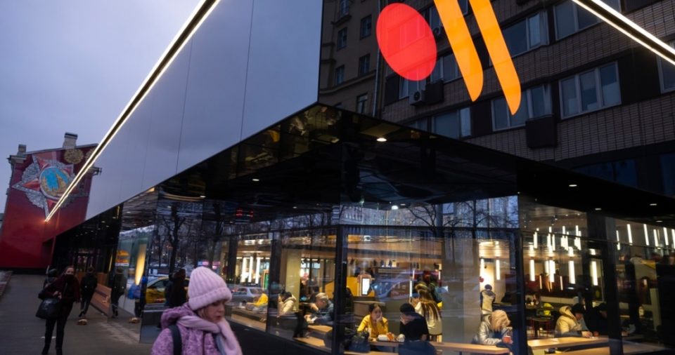 Varias personas hacen fila para visitar un restaurante recién inaugurado en un antiguo restaurante de la cadena McDonald's en la calle Bolshaya Bronnaya en Moscú, el 25 de enero de 2023.