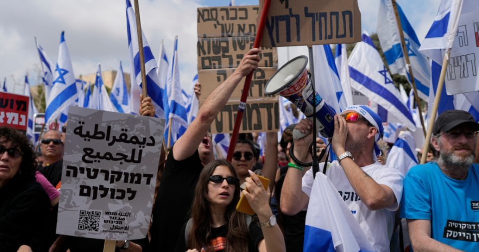 Manifestantes israelíes protestan contra la reforma judicial del Primer Ministro, Benjamin Netanyahu, ante el parlamento en Jerusalén, el lunes 27 de marzo de 2023.