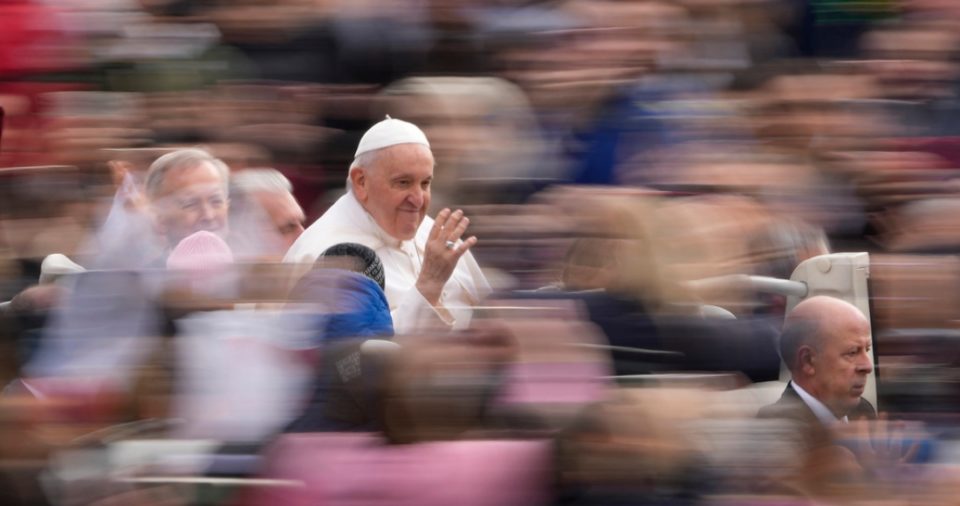 En esta foto tomada con velocidad de obturación baja, el Papa Francisco arriba a la audiencia general semanal en el Vaticano, miércoles 8 de marzo de 2023.