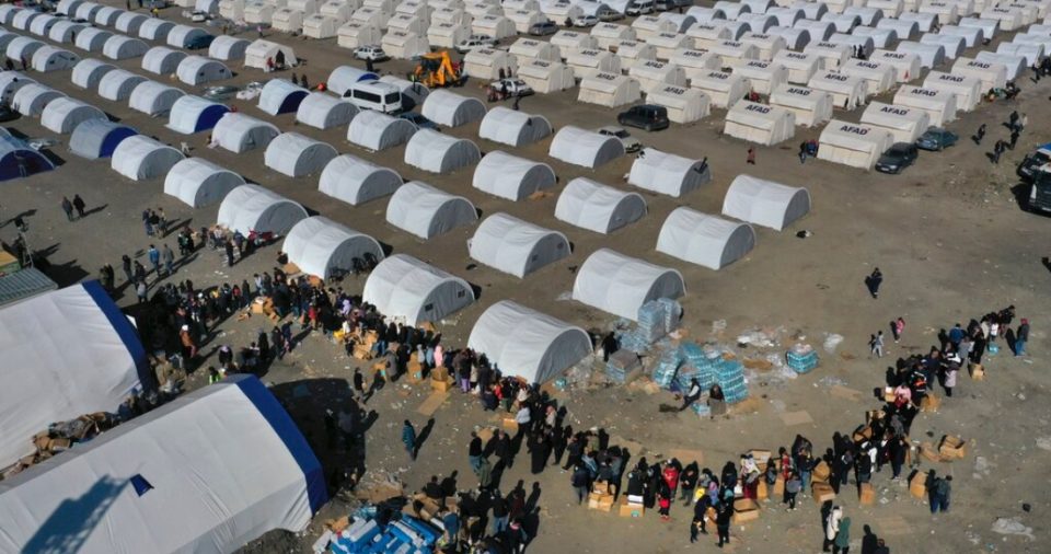 Personas que perdieron sus hogares por un sismo devastador hacen fila para recibir provisiones en un campamento improvisado en Iskenderun, ciudad en el sur de Turquía, el martes 14 de febrero de 2023.