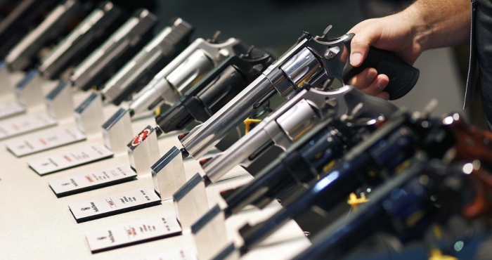 La foto de archivo del 19 de junio de 2016 muestra armas exhibidas en el puesto de Smith & Wesson en una exposición de armas y caza en Las Vegas.