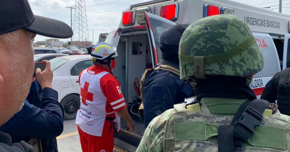 Un trabajador de la Cruz Roja cierra la puerta de una ambulancia que transporta a dos estadounidenses encontrados con vida después de su secuestro en México la semana pasada, en Matamoros, el martes 7 de marzo de 2023.