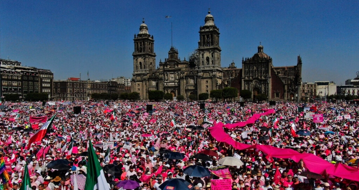 Miles de personas protestan contra una Reforma Electoral propuesta por el Presidente Andrés Manuel López Obrador, en el Zócalo de la Ciudad de México, el domingo 26 de febrero de 2023.