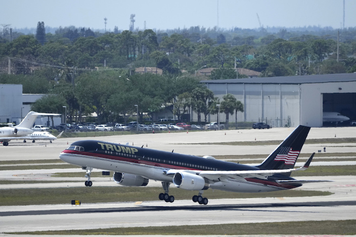 El avión que lleva al expresidente Donald Trump despega del Aeropuerto Internacional de Palm Beach en Florida, el 3 de abril de 2023.