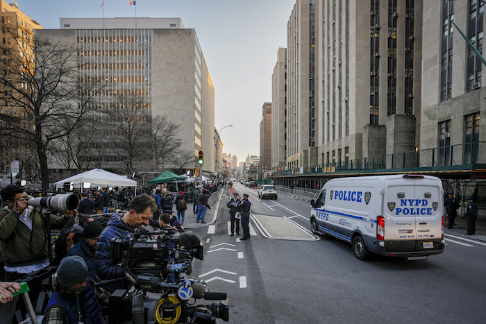 Periodistas se concentran en la acera de enfrente de la Corte Criminal de Manhattan, martes 4 de abril de 2023 en Nueva York.