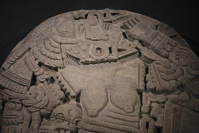 Vista parcial del monolito representando a Coyolxauhqui es expuesto en el Museo del Templo Mayor, como parte del aniversario 45 del descubrimiento de la piedra circular en Ciudad de México, el miércoles 29 de marzo de 2023. La exposición "Coyolxauhqui: la estrella, la diosa, el descubrimiento" muestra más de 150 objetos arqueológicos sobre la mitología, el simbolismo y las investigaciones científicas alrededor de la diosa lunar Mexica.