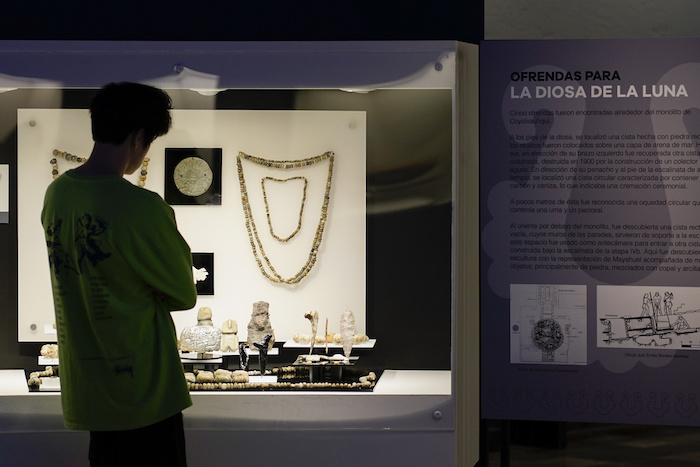 Un visitante observa las ofrendas para la diosa lunar mexica Coyolxauhqui, descubiertas en las ruinas del Templo Mayor en 1978, en una exhibición en el Museo del Templo Mayor en la Ciudad de México, el miércoles 29 de marzo de 2023. La exhibición marca el 45 aniversario del descubrimiento de un monolito que representa a Coyolxauhqui, la diosa lunar mexica.