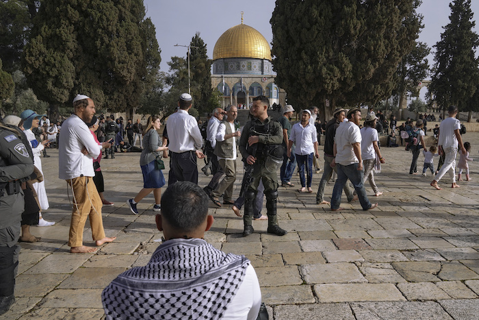 Policías israelíes escoltan a visitantes judíos en que celebran la Pascua judía en el complejo de la Mezquita de Al Aqsa, conocido por los musulmanes como Noble Santuario y por los judíos como Monte del Templo, en el casco antiguo de Jerusalén, durante el mes sagrado del Ramadán, el domingo 9 de abril de 2023.