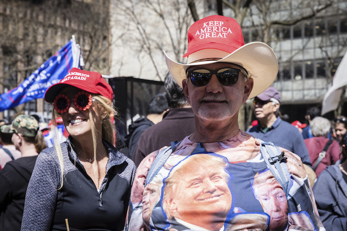 Dos partidarios del expresidente Donald Trump asisten a una protesta celebrada en el parque Collect Pond, frente a la Fiscalía de Distrito de Manhattan, el martes 4 de abril de 2023 en Nueva York.