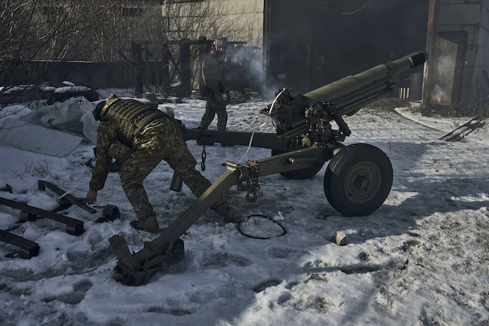 Soldados ucranianos disparan un obús italiano Oto Melara Mod 56 cerca del frente en Avdiivka, en la región de Donetsk, Ucrania, el domingo 19 de febrero de 2023.