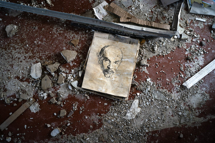 Un retrato hecho a mano del revolucionario ruso Vladimir Lenin se ve entre los escombros en el suelo de un salón en la Escuela Número 23, destruida tras un ataque ruso la segunda quincena de julio, en Kramatorsk, Ucrania, el sábado 27 de agosto de 2022.