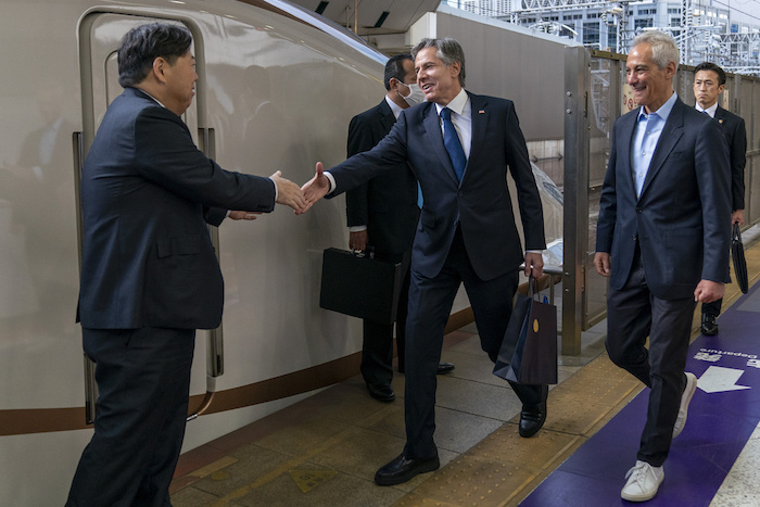 El Secretario de Estado de Estados Unidos, Antony Blinken, en el centro, acompañado por el embajador estadounidense en Japón, Rahm Emanuel, a la derecha, es recibido por el ministro japonés de Exteriores, Yoshimasa Hayashi, a la izquierda, al subir a un tren en la estación de Tokio, en Tokio, el domingo 16 de abril de 2023 para viajar a Karuizawa, Japón, para una cumbre de ministros de Exteriores del G7.
