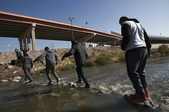 Migrantes cruzan el río Bravo (Grande) hacia la frontera entre México y Estados Unidos, el lunes 19 de diciembre de 2022, en Ciudad Juárez, México.