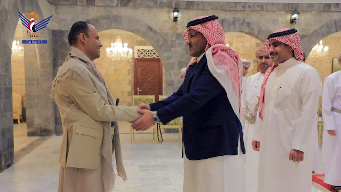En esta fotografía difundida el 9 de abril de 2023 por Ansar Allah _brazo de medios de comunicación del grupo hutí_, Mahdi al Mashat, izquierda, jefe del consejo político supremo de los hutíes, estrecha la mano del Embajador saudí en Yemen, Mohamed bin Said Al Jaber, en Saná, Yemen.