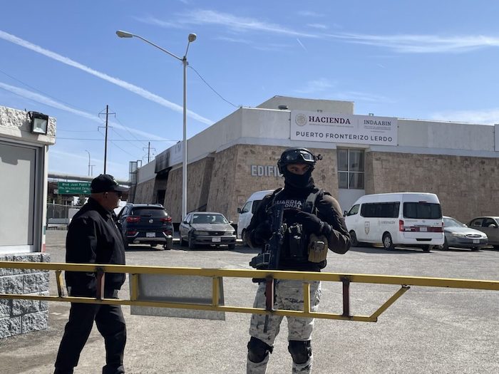 La estación del INM en Ciudad Juárez se mantiene con vigilancia de la Guardia Nacional tras el incendio donde murieron 38 migrantes la noche del 27 de marzo.