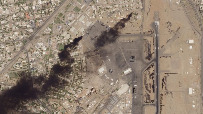 Esta imagen por satélite de Planet Labs PBC muestra fuegos en el Aeropuerto Internacional de Jartum, en Jartum, Sudán, el miércoles 19 de abril de 2023.  Explosiones y disparos remecían la capital sudanesa por quinto día tras el derrumbe de una tregua entre el ejército del país y una poderosa fuerza paramilitar.