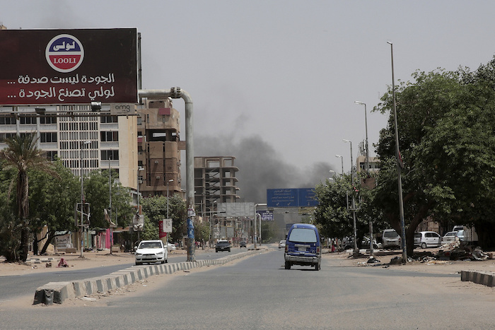 Una nube de humo sale de un vecindario de Jartum, Sudán, el 15 de abril de 2023.