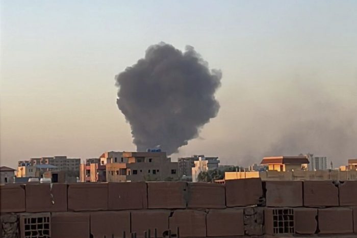 En esta fotografía proporcionada por Maheen S , humo se eleva en el cielo de Jartum, Sudán, cerca del Hospital Internacional Doha, el viernes 21 de abril de 2023.