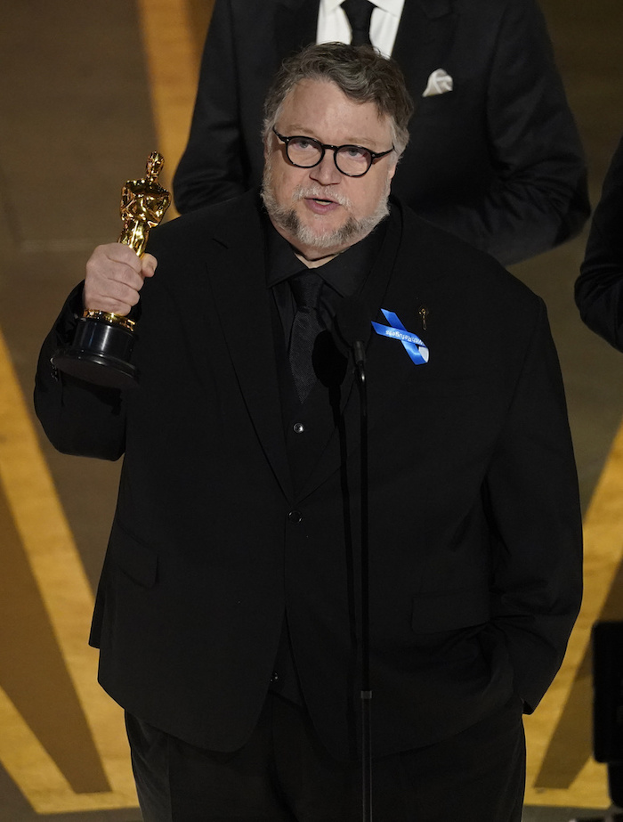 Guillermo del Toro recibe el premio a Mejor Largometraje Animado por "Guillermo del Toro's Pinocchio" en los Óscar el 12 de marzo de 2023, en el Teatro Dolby en Los Ángeles.