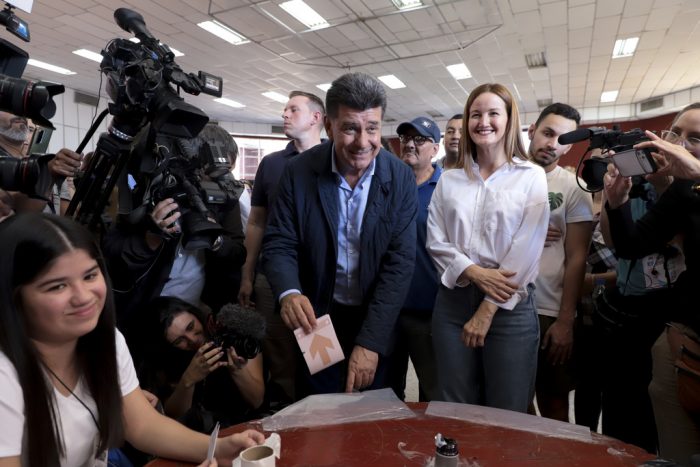 Efraín Alegre, candidato presidencial de la coalición Concertación, de centro izquierda, vota junto a su compañera de fórmula Soledad Núñez en un colegio electoral durante las elecciones generales en Lambare, en las afueras de Asunción, Paraguay, el domingo 30 de abril de 2023.