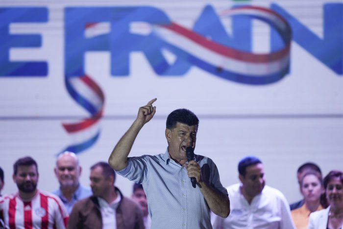 Efraín Alegre, candidato presidencial de la coalición Concertación para un Nuevo Paraguay, habla durante su mitin de clausura de campaña en Asunción, Paraguay, el jueves 27 de abril de 2023.