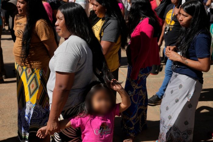 Mujeres indígenas Maka hacen fila en un colegio electoral durante las elecciones generales en Mariano Roque Alonso, en las afueras de Asunción, Paraguay, el domingo 30 de abril de 2023.