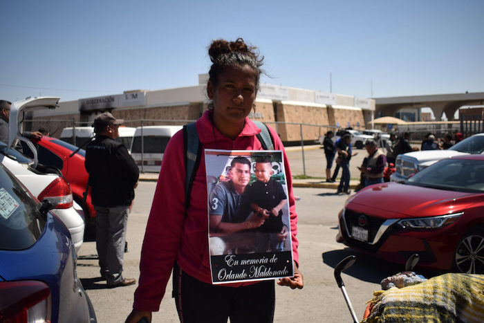 Daniela, una migrante venezolana porta una imagen de Orlando con su hijo, frente a la estación migratoria de la tragedia migrante la noche del 27 de marzo.