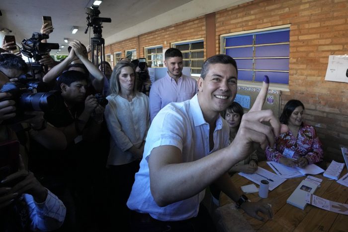 Santiago Peña, candidato presidencial del gobernante partido Colorado, muestra su dedo marcado con tinta después de votar en un colegio electoral durante las elecciones generales en Asunción, el domingo 30 de abril de 2023.