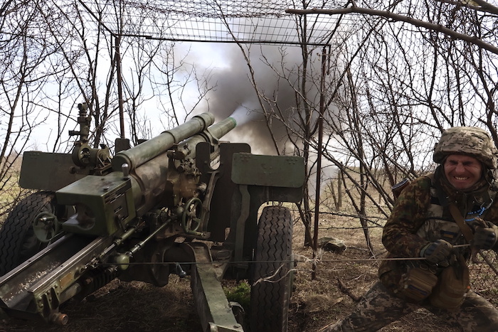 Un soldado ucraniano dispara un obús contra posiciones rusas el miércoles 5 de abril de 2023, cerca de Kremenna, en la región de Luhansk, Ucrania.