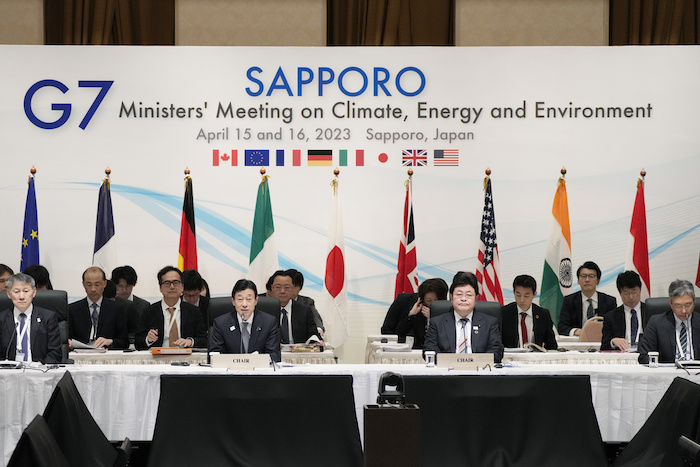 El Ministro japonés de Economía, Yasutoshi Nishimura (centro izquierda), y el de Medio Ambiente, Akihiro Nishimura (centro derecha), intervienen en el inicio de la sesión plenaria de ministros del G7 sobre clima, energía y medio ambiente, en Sapporo, en el norte de Japón, el 15 de abril de 2023.