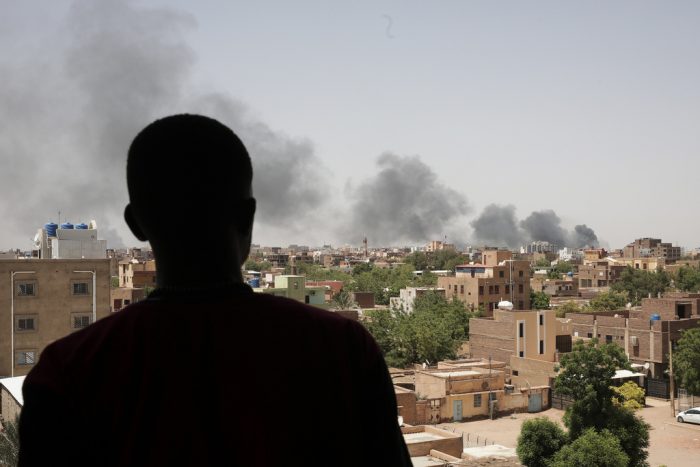Una columna de humo se eleva el sábado 22 de abril de 2023 sobre Jartum, Sudán.