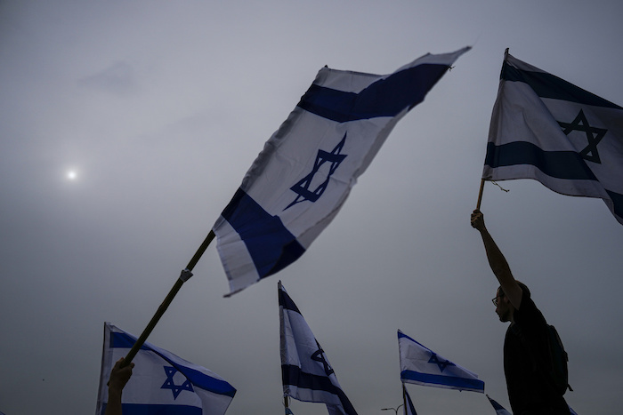 Israelíes protestan contra los planes del Gobierno del Primer Ministro, Benjamin Netanyahu, para reformar el sistema judicial, en Beit Beit Yanai, Israel, mientras cortan una carretera, el 23 de marzo de 2023.