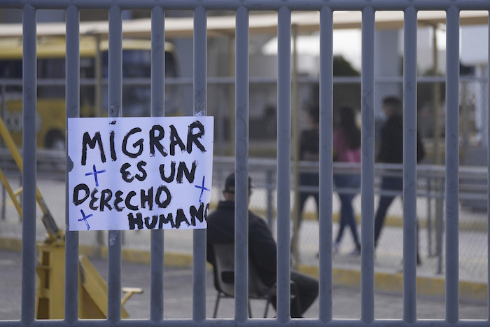 Un letrero cuelga el jueves 30 de marzo de 2023 de una reja de un centro de detención de migrantes en el que ocurrió un incendio letal, en Ciudad Juárez, México.
